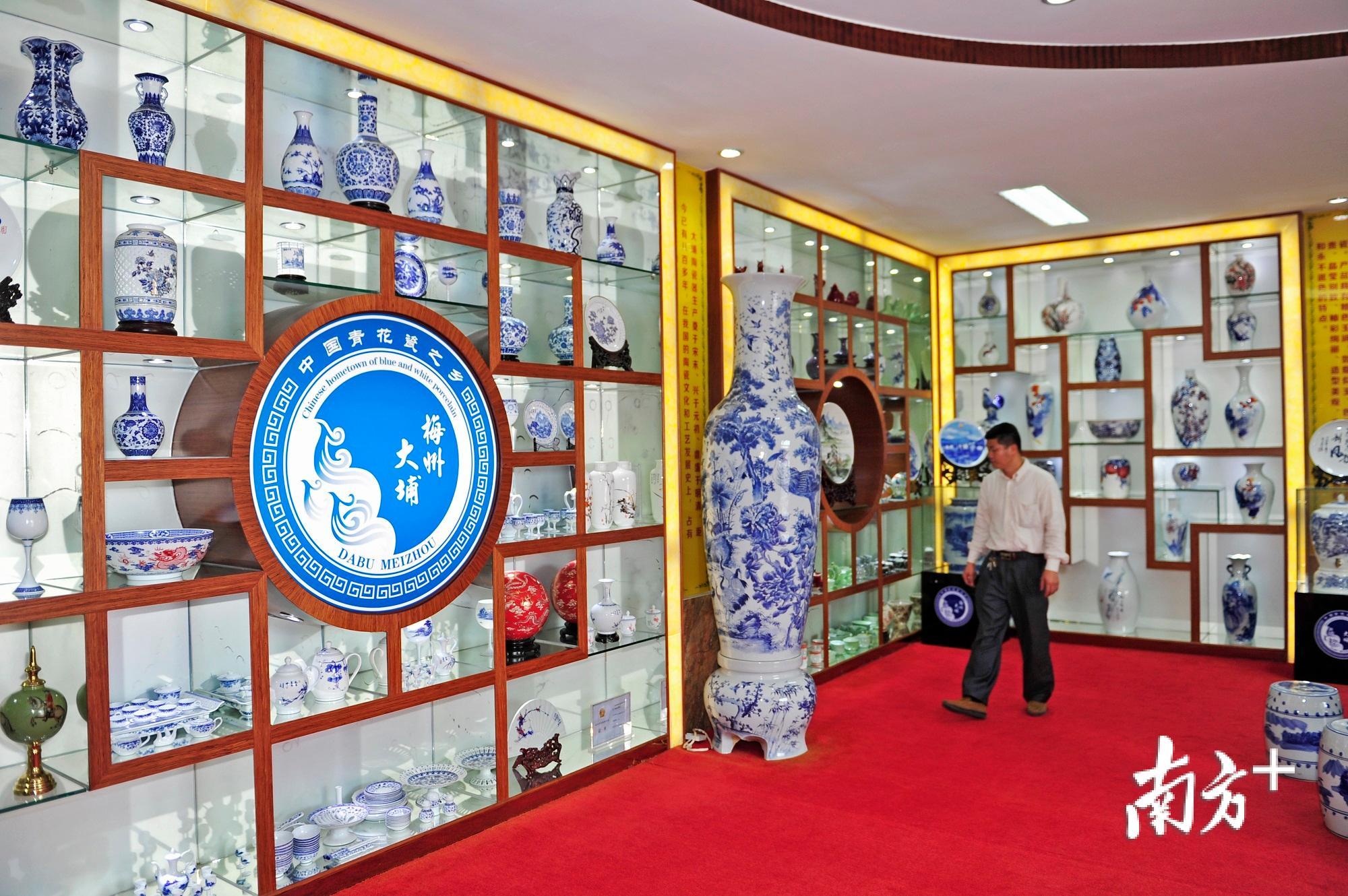 高陂镇的大埔县陶瓷产业管理办公室,展览着园区陶瓷企业生产的各种