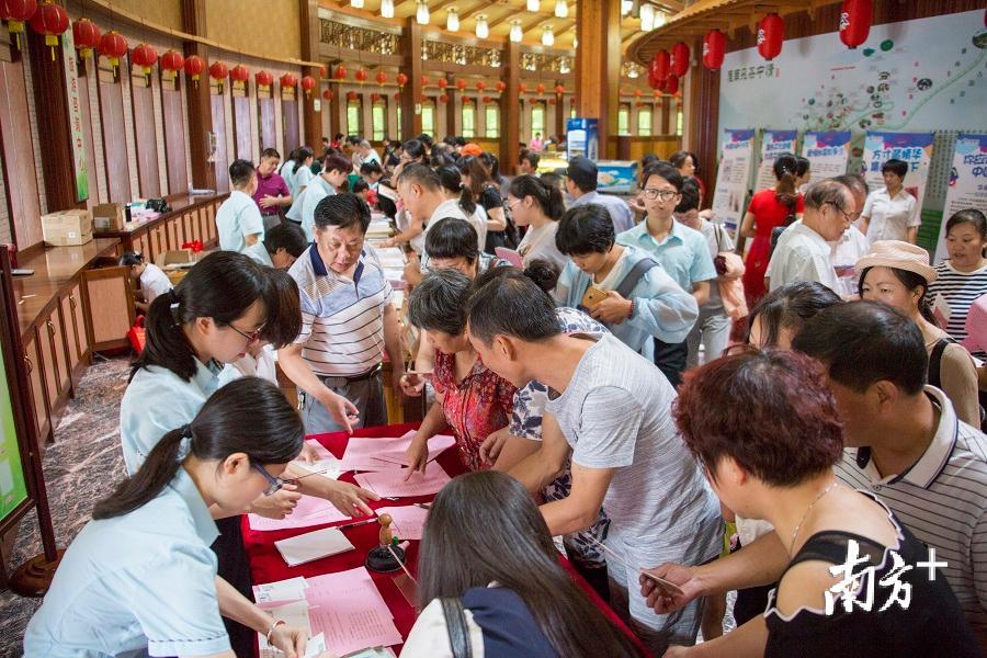 来自全国各地的游客和众多集邮爱好者共同参与活动。 来自全国各地的游客和众多集邮爱好者共同参与活动。