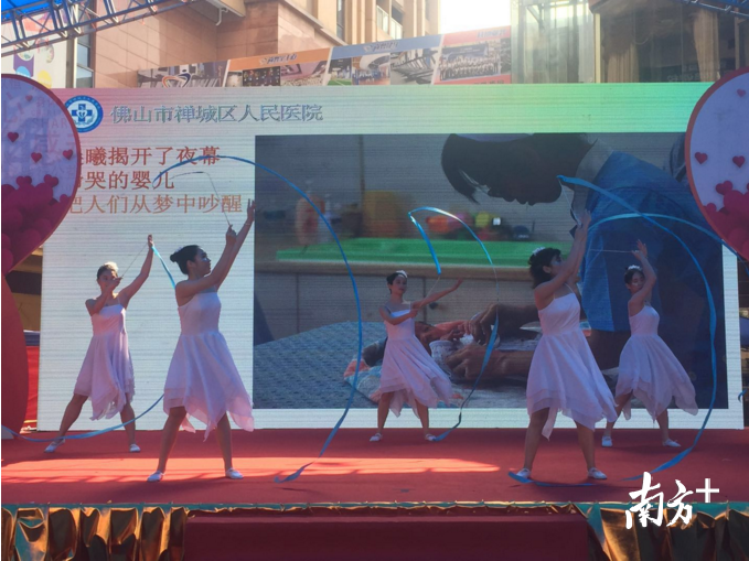 禅人医的护士们跳起《彩带舞》。李晓莉摄 禅人医的护士们跳起《彩带舞》。李晓莉摄