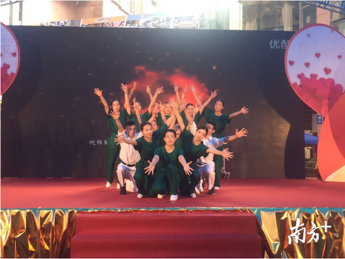 市一医院禅城医院的医护人员以舞蹈《手护健康》教人学“手指操”。李晓莉摄 市一医院禅城医院的医护人员以舞蹈《手护健康》教人学“手指操”。李晓莉摄