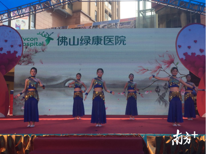 禅城区绿康医院的姑娘们跳起《彩云之南》。李晓莉摄 禅城区绿康医院的姑娘们跳起《彩云之南》。李晓莉摄