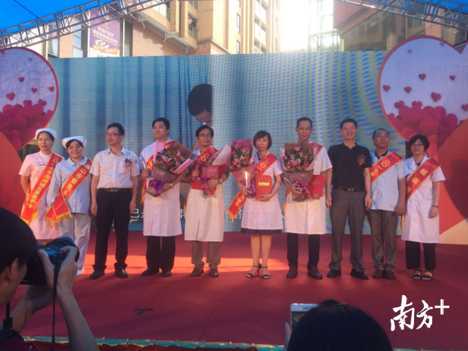 活动上,禅城区卫计局为相关医疗机构颁发“精准扶贫贡献奖”,以及为禅城区2018年度12位“最美医师”颁奖。李晓莉摄 活动上,禅城区卫计局为相关医疗机构颁发“精准扶贫贡献奖”,以及为禅城区2018年度12位“最美医师”颁奖。李晓莉摄