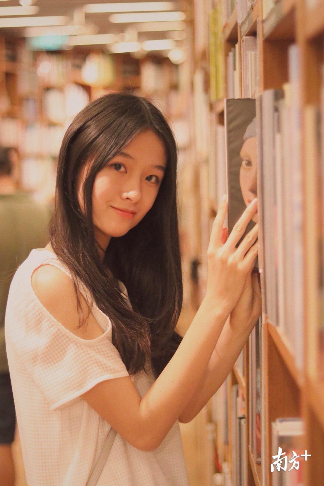 被这个95后小姐姐圈粉了暨大女神刘梓欣走得了t台做得了主持