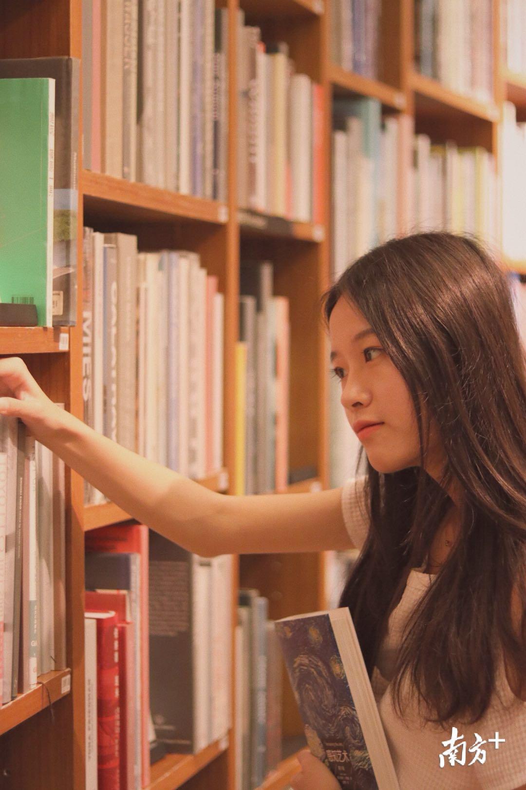 被这个95后小姐姐圈粉了暨大女神刘梓欣走得了t台做得了主持