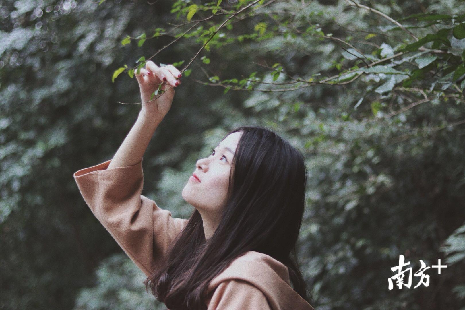 被这个95后小姐姐圈粉了暨大女神刘梓欣走得了t台做得了主持