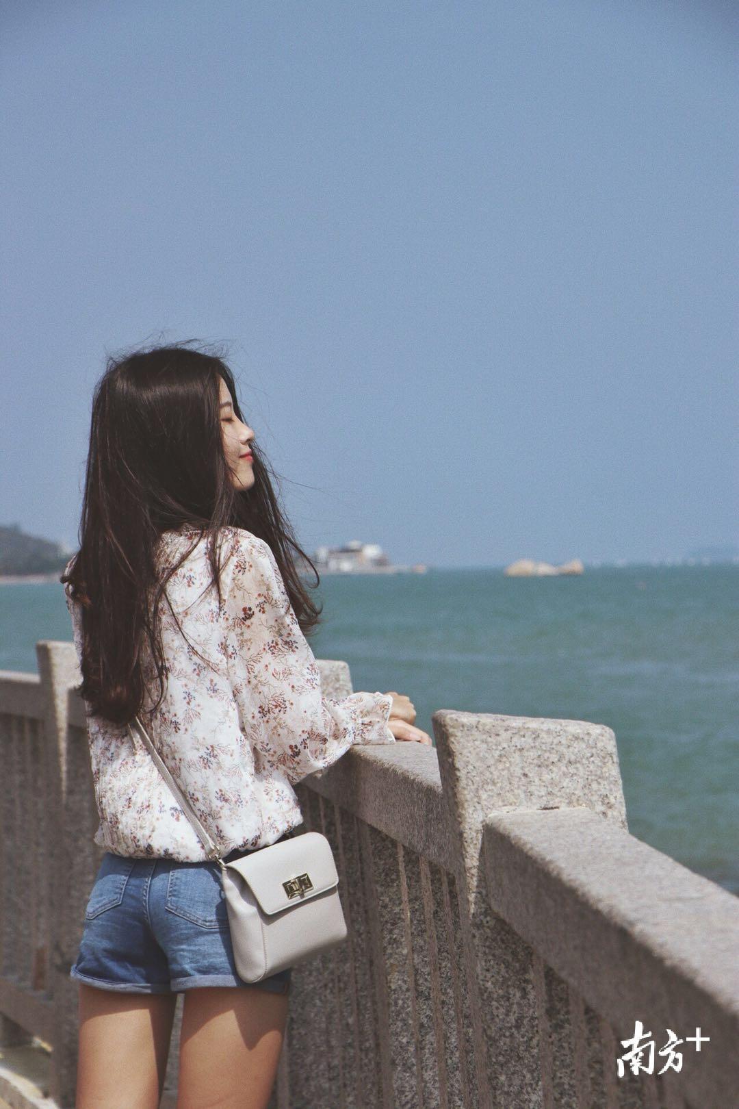 被这个95后小姐姐圈粉了暨大女神刘梓欣走得了t台做得了主持