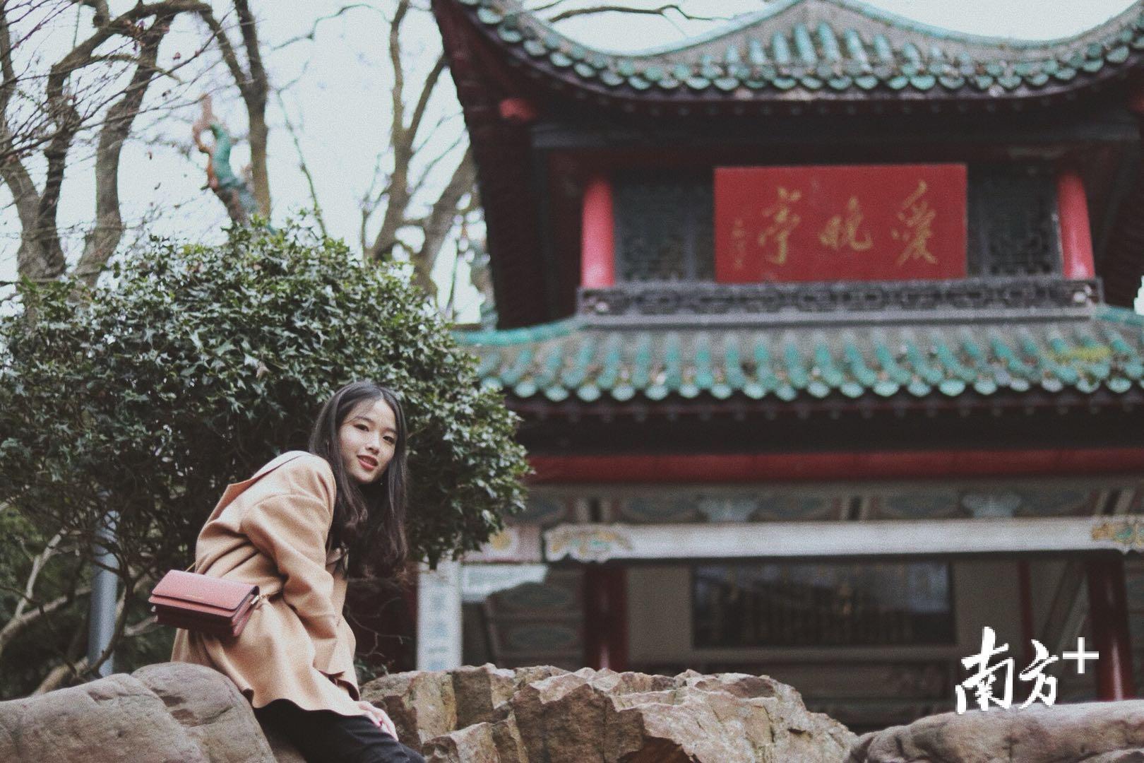 被这个95后小姐姐圈粉了暨大女神刘梓欣走得了t台做得了主持