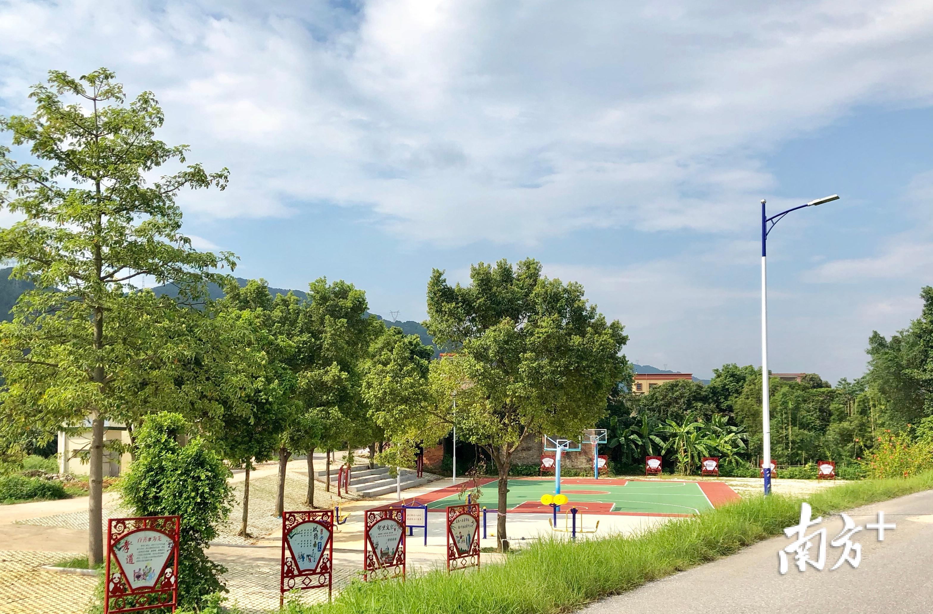 向幸福家园出发三水大塘将文化大礼包送到百姓家门口