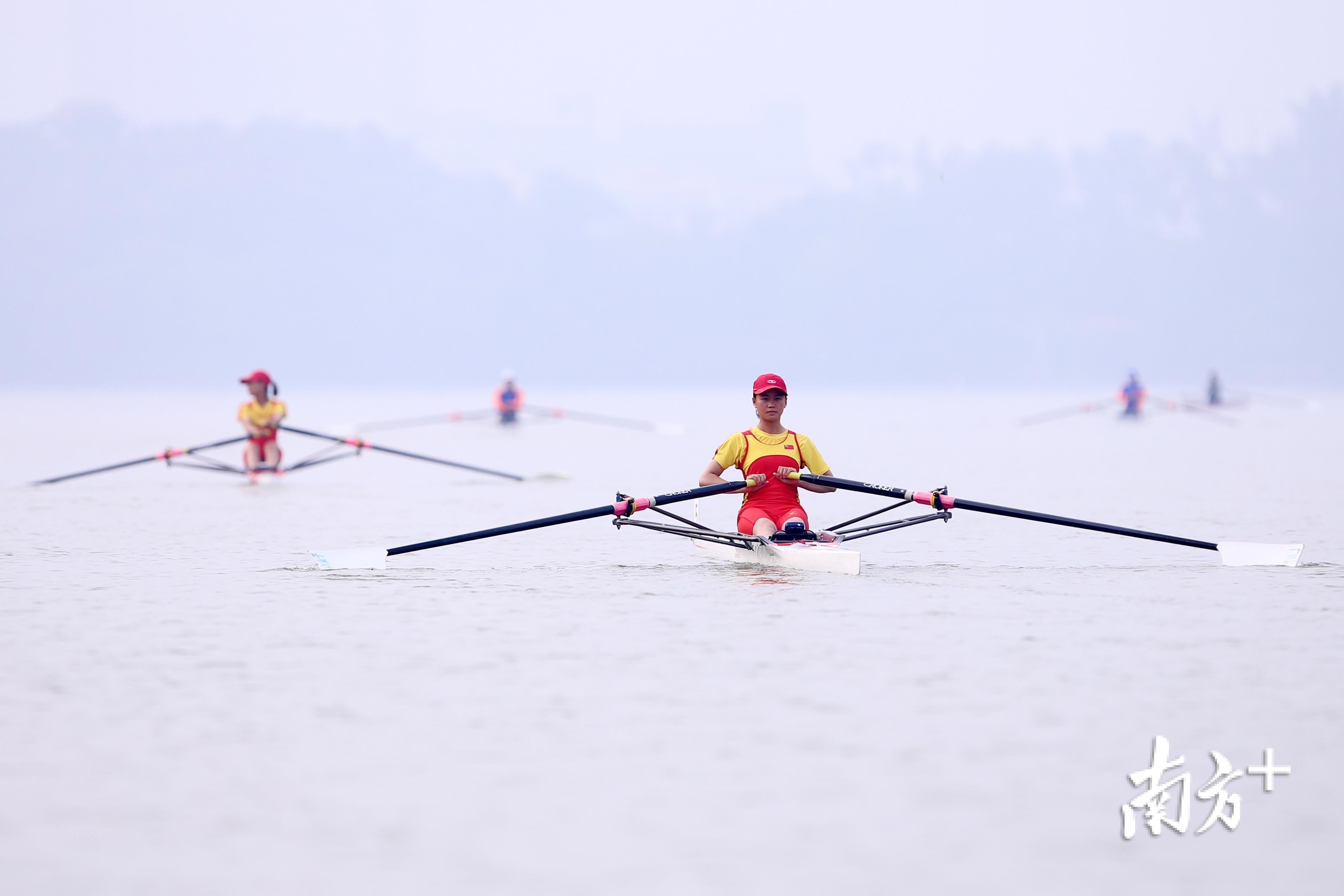 8月15日,省运会竞技体育组赛艇项目在肇庆市国家水上运动训练基地开赛