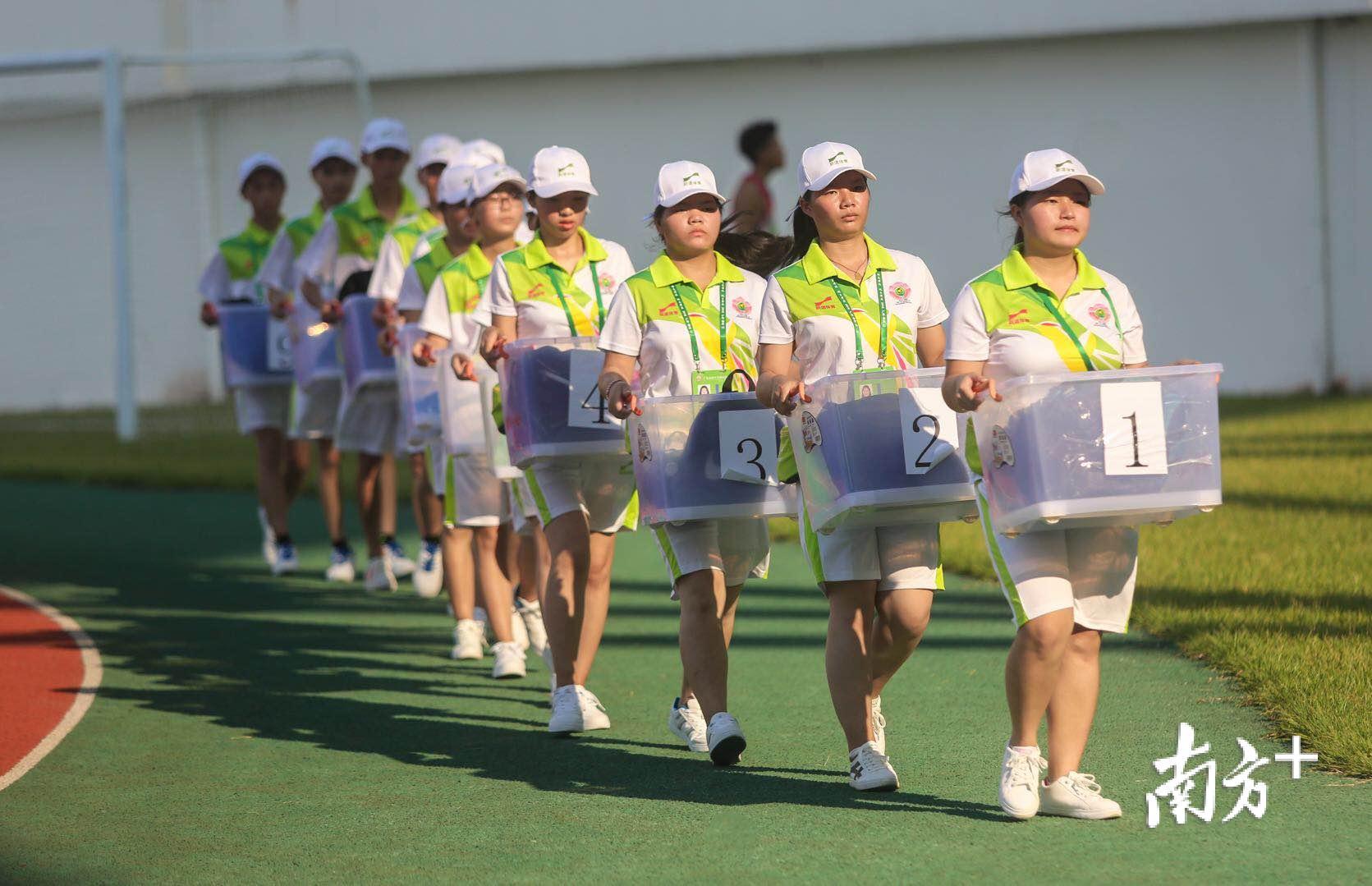 本次省运会的志愿者也成为一道靓丽的风景线。他们始终保持微笑和热情，在每位运动员和观众需要帮助时送上贴心的帮助。