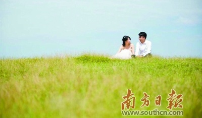   七夕节期间，情侣路旁正在拍摄婚纱照的情侣。资料图片