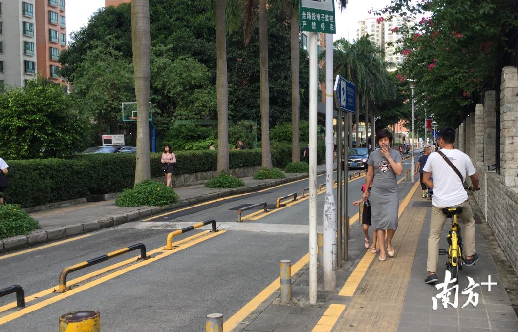 自行车、人行混行。 自行车、人行混行。