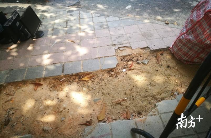 人行道路面破损。 人行道路面破损。