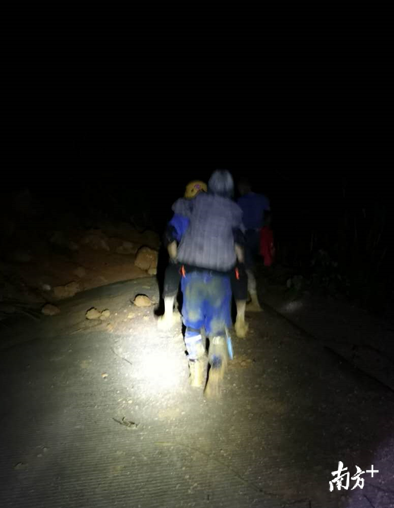 在信宜救援当晚,队员一把背起老人下山。 在信宜救援当晚,队员一把背起老人下山。