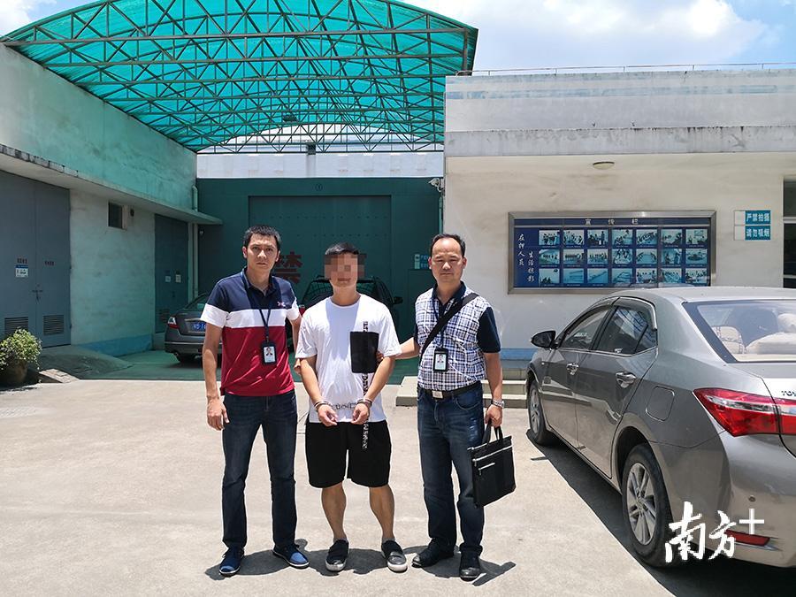 “1040阳光工程”传销案犯罪嫌疑人严某成落网。柯胜荣 摄