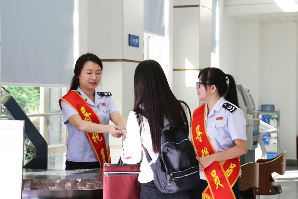 赠送纳税人税收政策小册子。 赠送纳税人税收政策小册子。