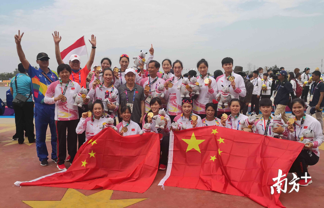 中国女子龙舟队夺冠。九江龙龙舟俱乐部 供图