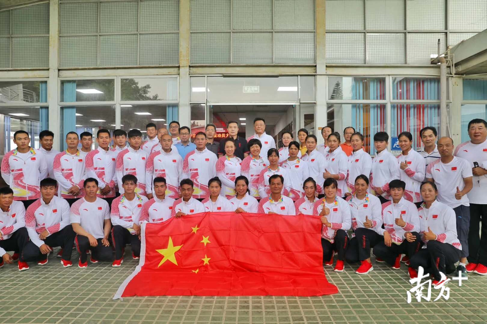 中国女子、男子龙舟队成员。通讯员劳剑辉供图