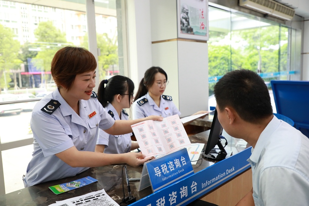 指导纳税人办税。 指导纳税人办税。