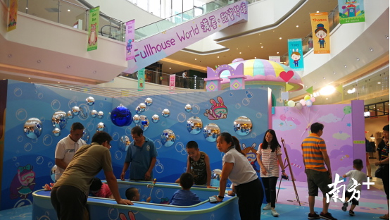 市民在活动现场体验