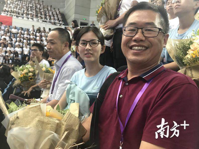 汕头市潮阳实验学校高中部校长张仕平和学生代表李智宇合照。 汕头市潮阳实验学校高中部校长张仕平和学生代表李智宇合照。