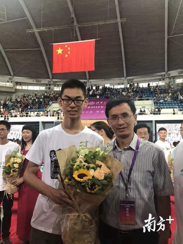 中山一中校长王锡文和学生代表陈子轩合影。 中山一中校长王锡文和学生代表陈子轩合影。