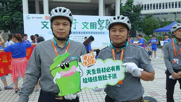 快车司机代表现场许下承诺和签名，为创文出力，图片来源：清远广播电视台