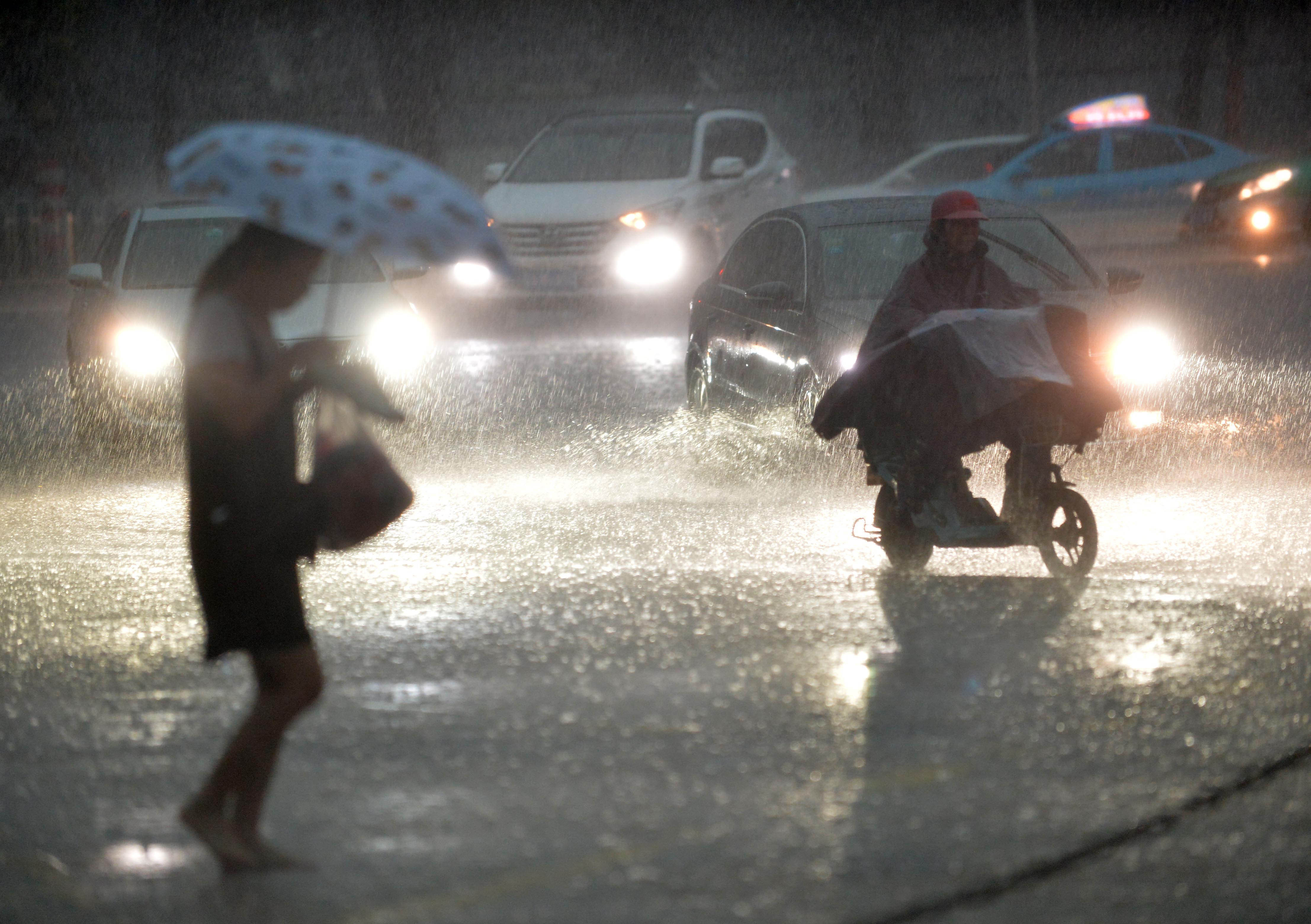 28日傍晚,受强雷雨云团影响,广州城区下起了倾盆大雨,海珠区石榴岗路
