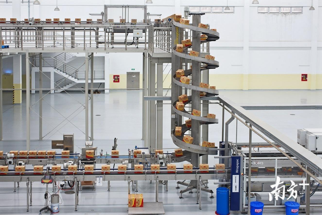 海天酱油的自动化生产线。海天味业供图