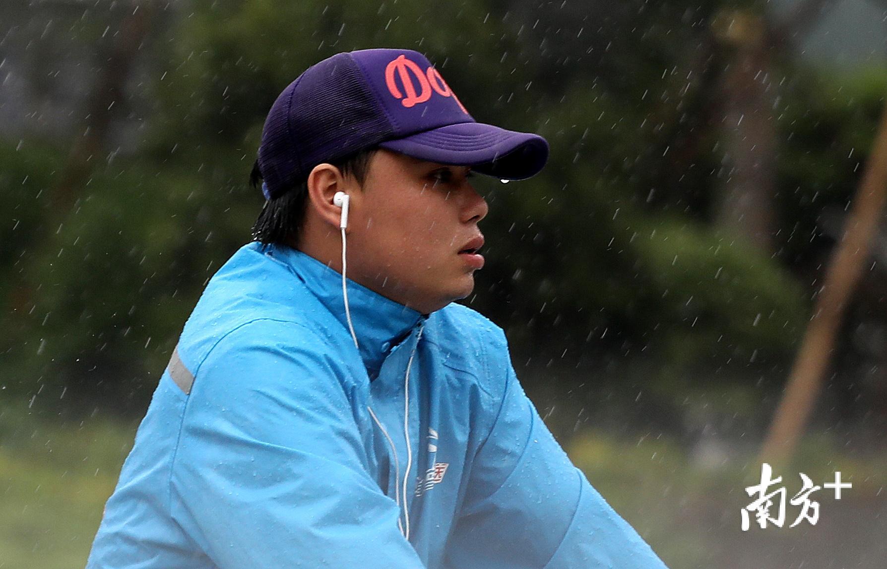 珠海市区连日暴雨，一位外卖小哥冒雨送餐。关铭荣 摄