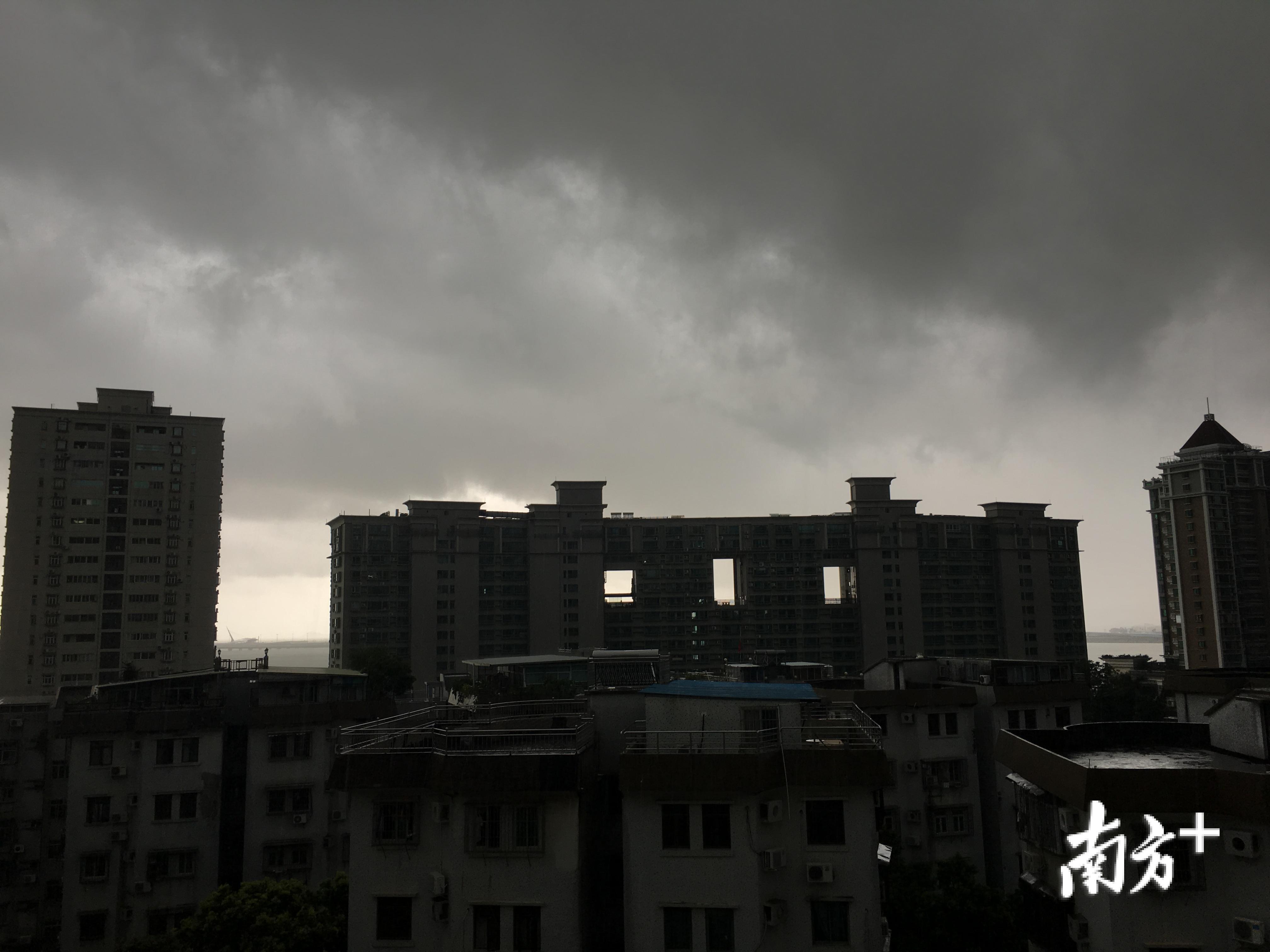 拱北片区黑漆漆一片，14时已下起大雨。张宸嘉 摄