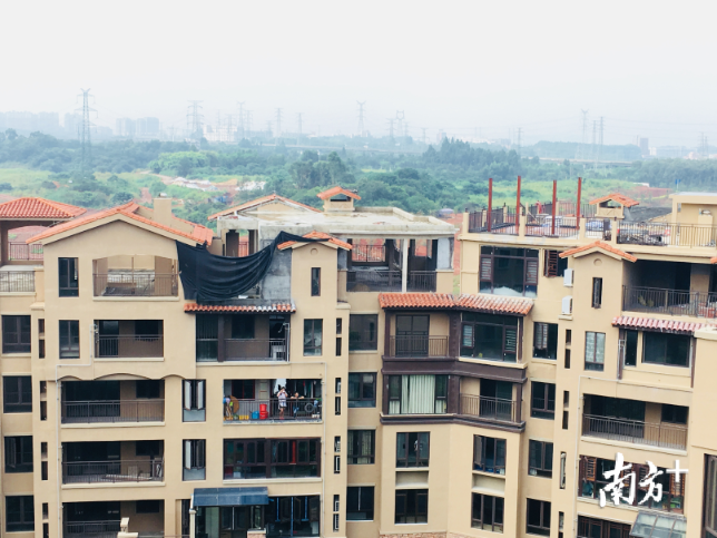 住户在天台加建。南方+记者李慧君 摄