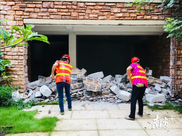 负一层公共空间的墙体正在拆除。南方+记者李慧君 摄