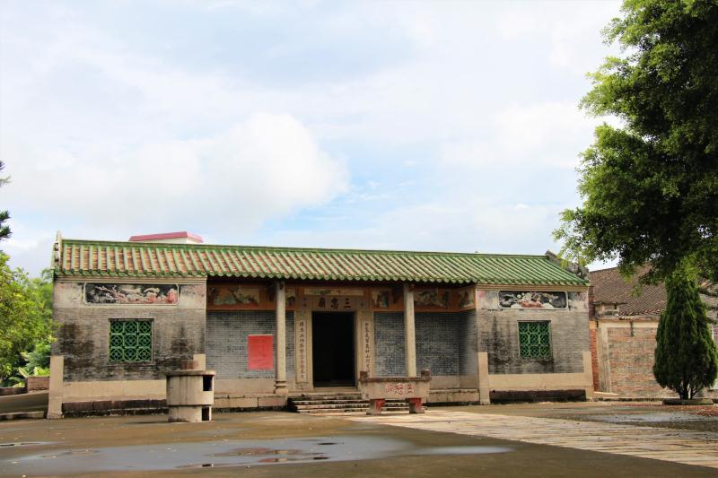 经过700多年的历史,三忠古庙的墙壁几乎全被后人供奉的香火完全熏黑