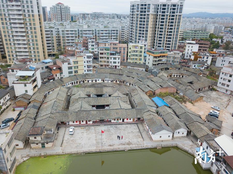 兴宁市保存较为完好的围龙屋“九厅十八井”。