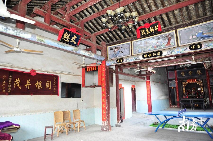 每月，总有许多60岁以上的罗氏老人，相聚在程江镇周塘村的秋官第祖祠内，闲话家常。