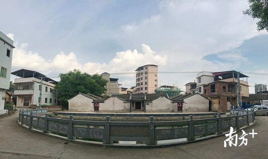 位于梅县区的沟湖罗屋，保存仍较完好，现已做农村文化俱乐部之用。