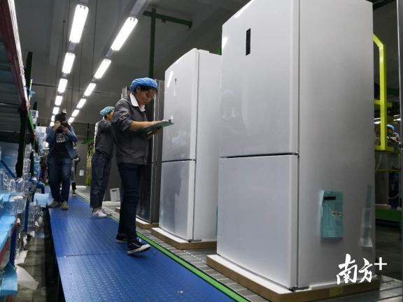 海信生产车间。 罗湛贤 摄