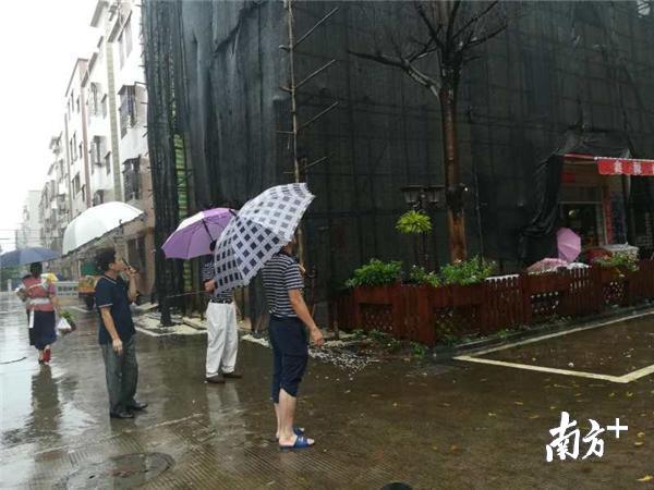 坜下村驻村团队协助村委排查安全隐患。