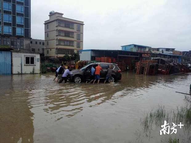 霞涌驻义联村团队与村干部一同协助村民转移车辆。