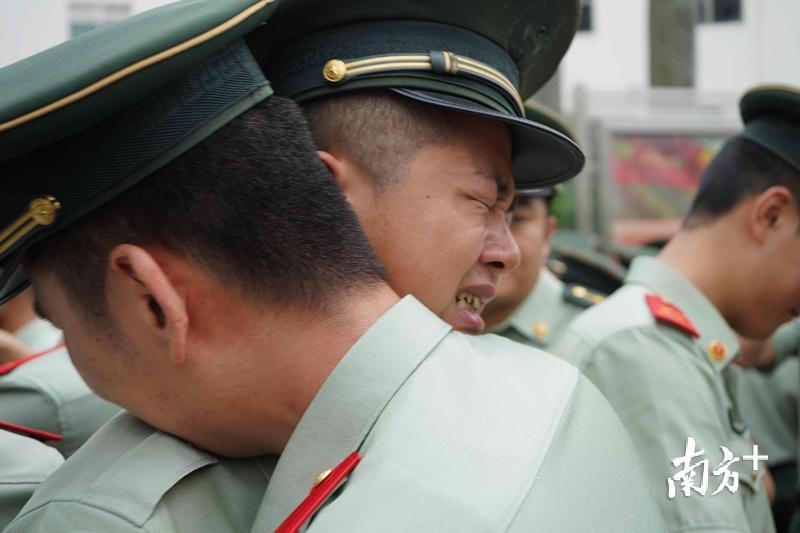 退伍士兵们在军衔和领花被卸下的那一刻,都忍不住流下了眼泪.