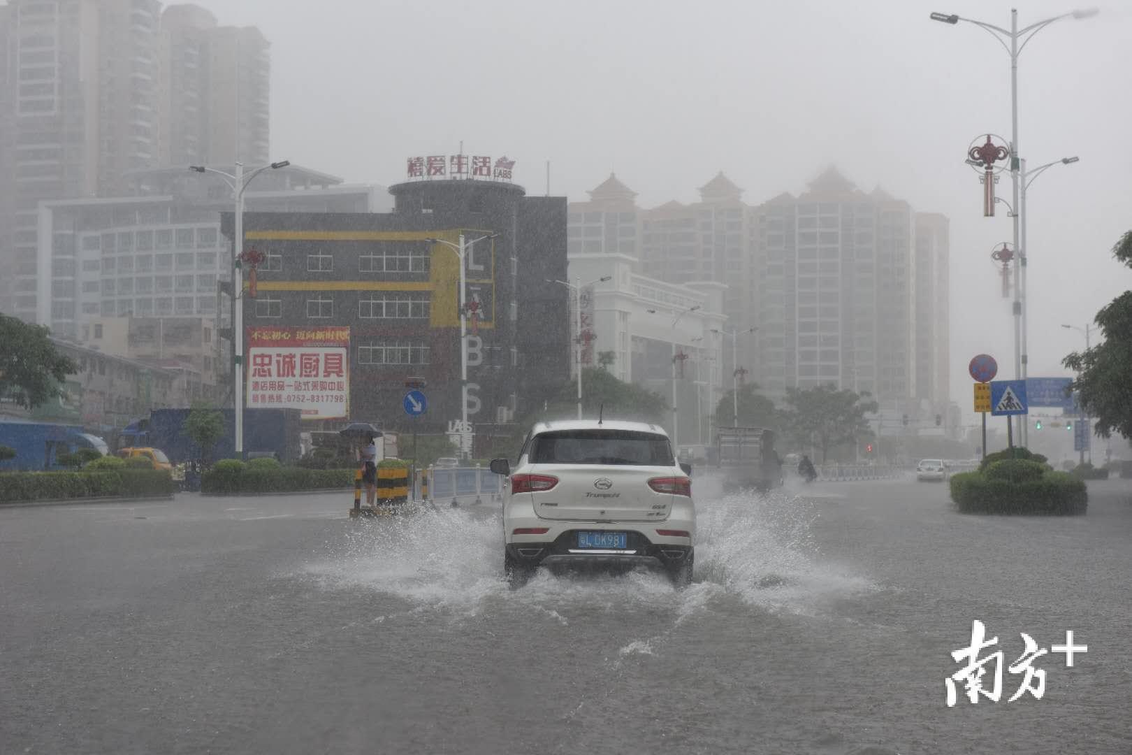 惠东县城仍有大雨。