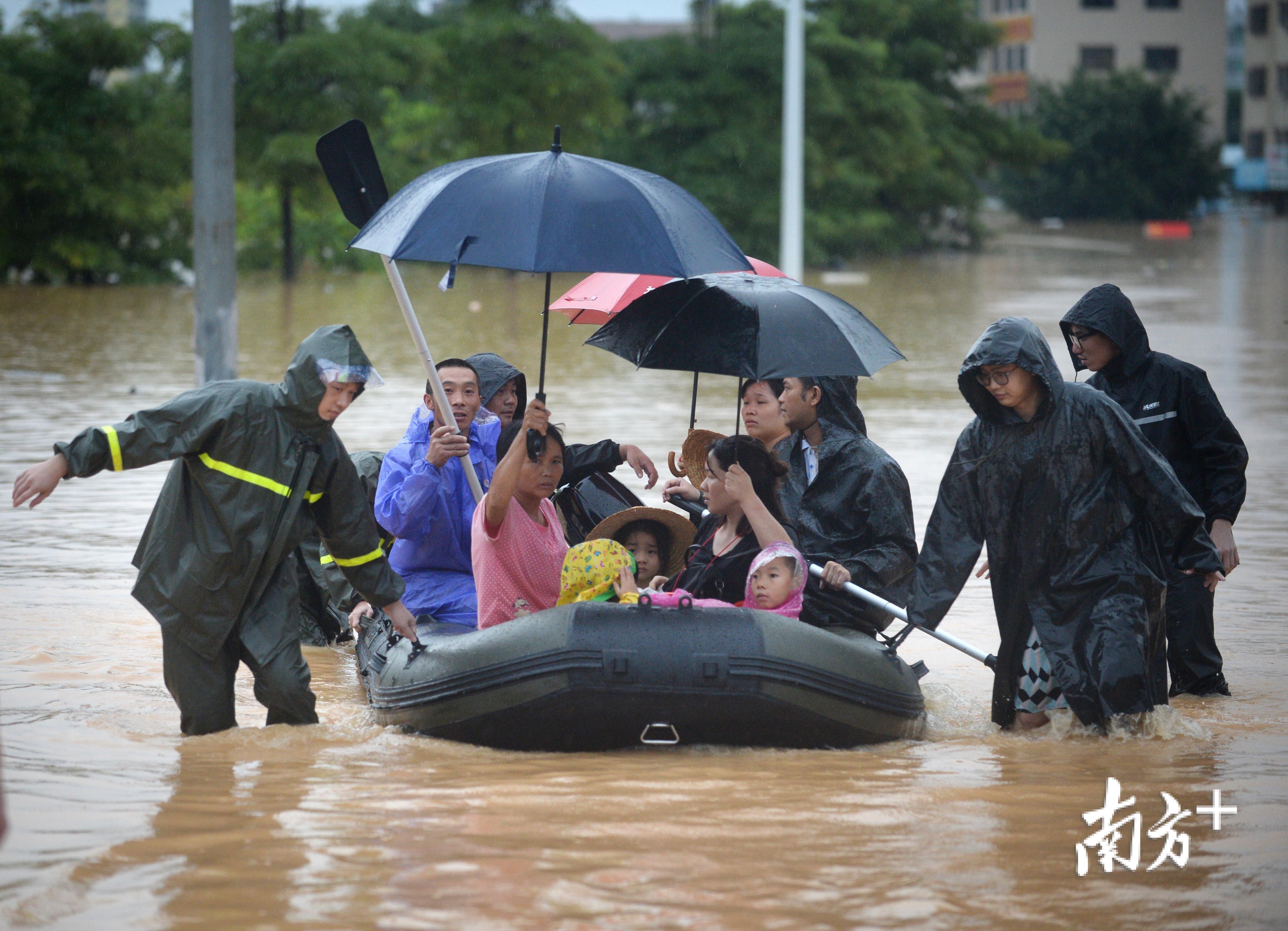 多图直击惠东水灾,群众转移主要依靠橡皮艇