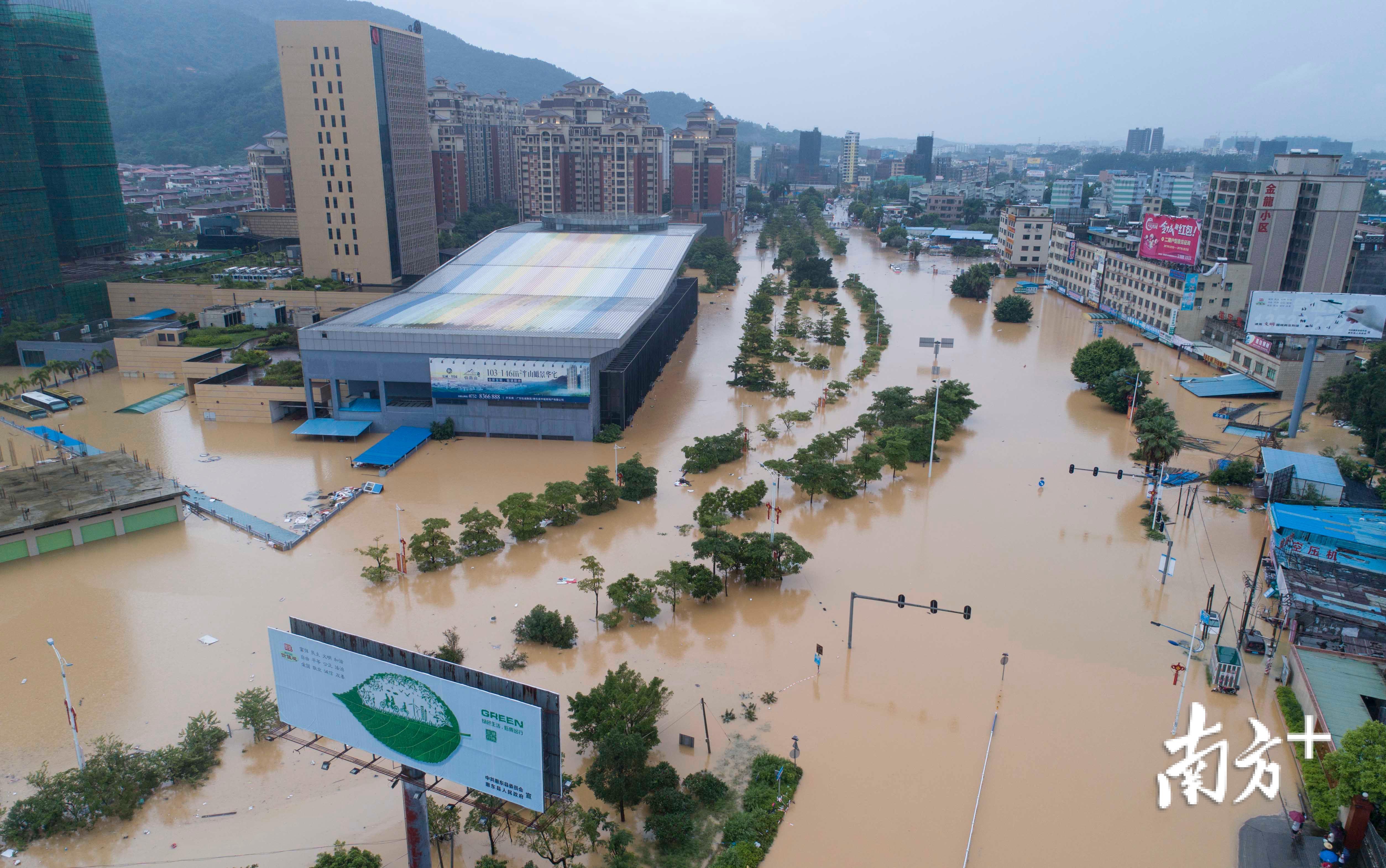 多图直击惠东水灾,群众转移主要依靠橡皮艇