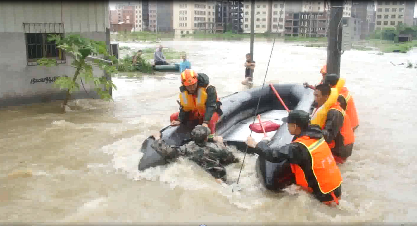 現場|汕頭暴雨引發嚴重水災,消防官兵生死大營救