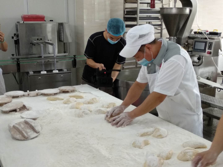 老师傅正在制作西樵大饼。黄逸豪摄