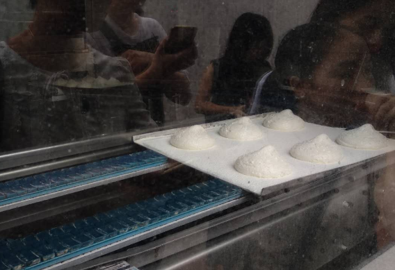 制作西樵大饼的自动化生产线。黄逸豪摄