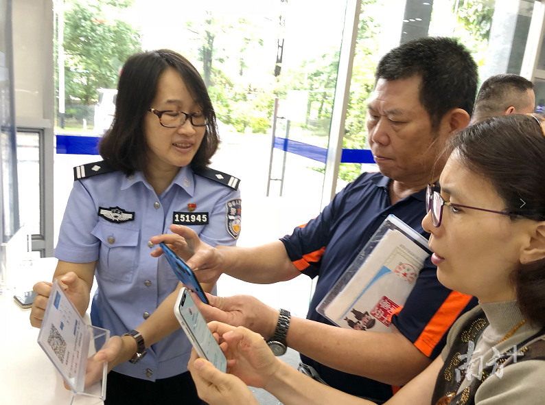 扫描东城公安分局公众微信号可预约办理港澳台居民居住证。