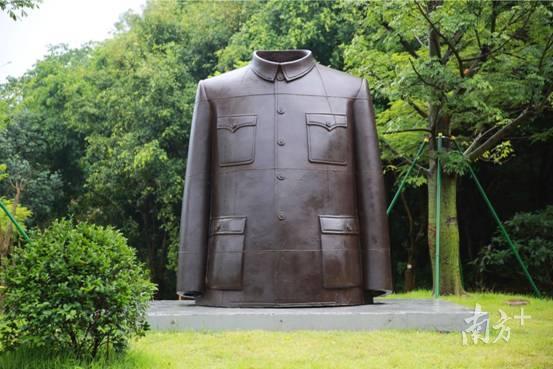 隋建国《衣钵》铸铁 1999