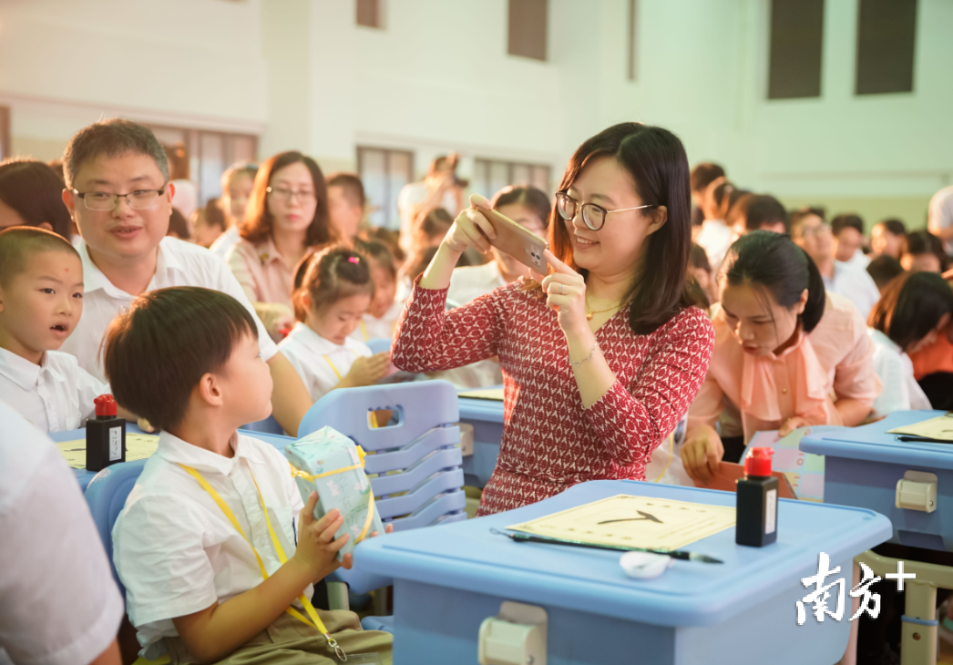 父母为孩子拍照